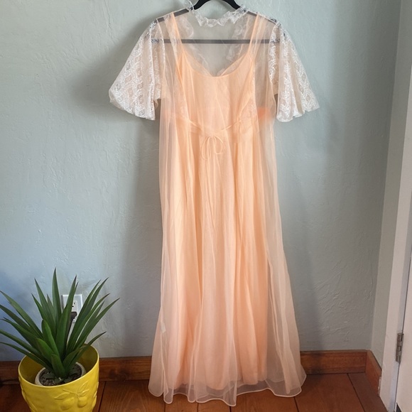 VINTAGE PEIGNOIT SET—FLORAL LACE ROBE AND NIGHTGOWN, PEACH NYLON LINGERIE SET - Picture 4 of 13